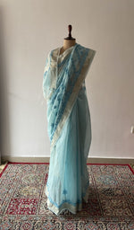 The pallu falling over the shoulder