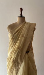 The pallu falling over the shoulder