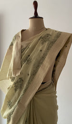 The pallu falling over the shoulder