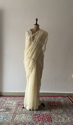 The pallu falling over the shoulder