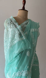 The pallu falling over the shoulder