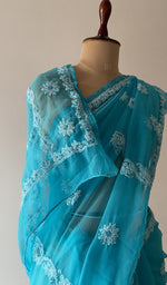 The pallu falling over the shoulder