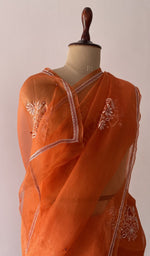 The pallu falling over the shoulder