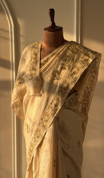 Hand embroidery on the saree, close view