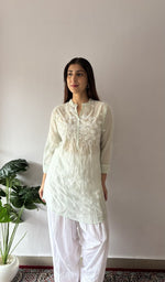Neckline and placket in close up