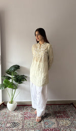 Neckline and placket in close up