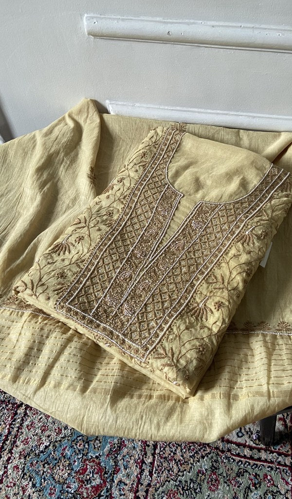 The set folded, kurta over dupatta