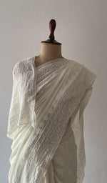 Close look at the extremely fine ek and do taar chikankari