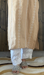 White muslin pant on the model