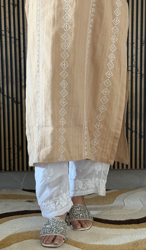 White muslin pant on the model