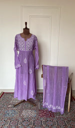 Lilac mul chanderi set on the mannequin with its dupatta