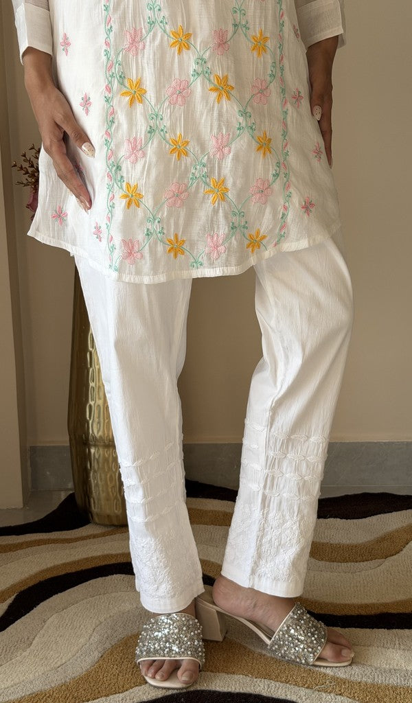 White cotton pant on the model