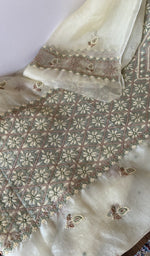 Border of the off white kurta piece