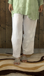 White muslin pant on the model