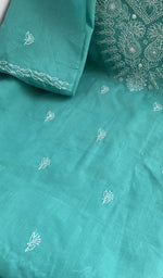 Turquoise cotton kurta, close view of the embroidery