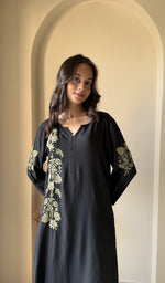 Black kurti on the model, second look