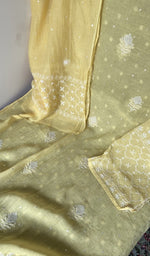 Kurta front laid out with the dupatta over it