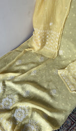 Dupatta laid over the kurta, pure mul chanderi
