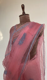 Do taar and teen taar chikankari motifs on pallu and allover on the coral pink saree