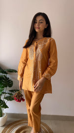 将图像加载到图库查看器中， Sarah Women's Lakhnavi Handcrafted Chanderi Silk Chikankari Top And Pant Set - HONC0343883