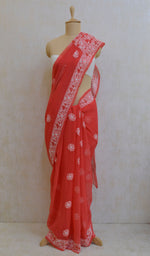 将图像加载到图库查看器中， Lucknowi 手工制作的红色人造乔其纱 Chikankari 纱丽 - NC044876