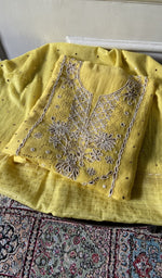 The set folded, kurta over dupatta