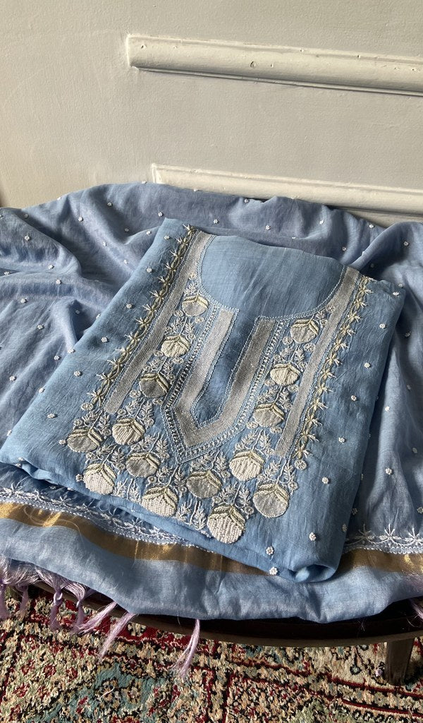 The set folded, kurta over dupatta