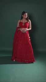 在图库查看器中加载并播放视频， Women&#39;s Lakhnavi Handcrafted Bridal Pure Silk Georgette Chikankari Lehenga Set - HONC0146289
